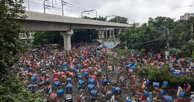 Hundreds of pedal rickshaw drivers staged a protest at Dhaka’s Shahbagh intersection on Monday, demanding a ban on battery-run rickshaws from the city’s main roads.